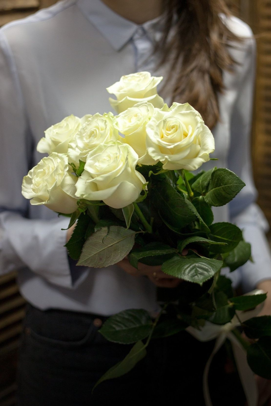 шляпная коробка с розами и гипсофилой для подарка в Твери