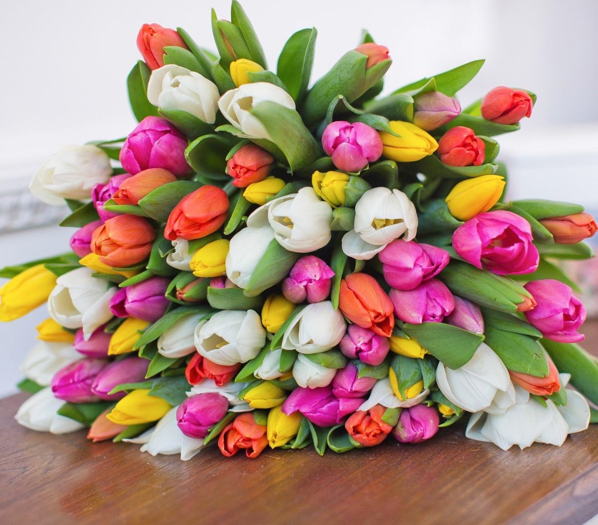 корпоративная композиция с розами и хризантемами для офиса в Твери