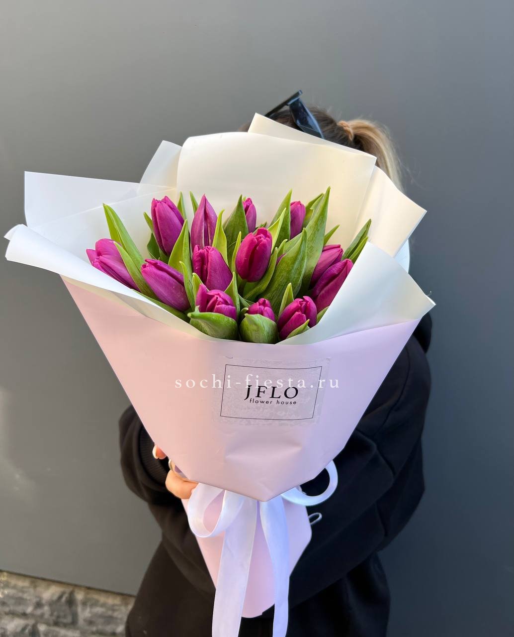 видовой каталог с розами и пионами в студии флористики в Твери