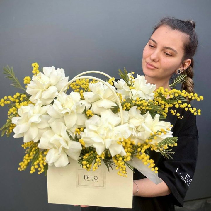 Французские Розы и мимоза  в сумочке  в Твери