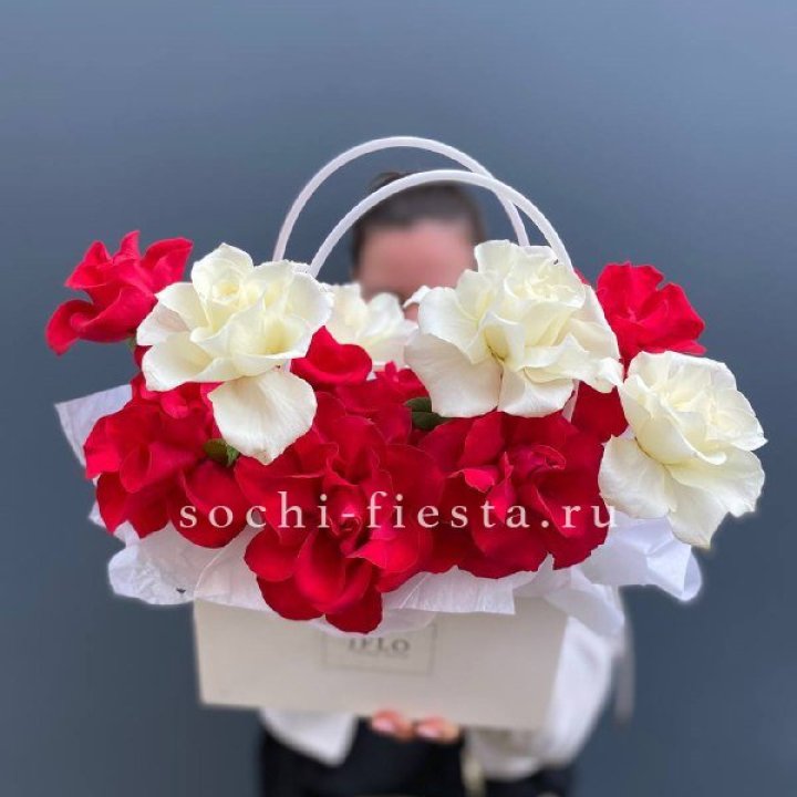 Сумочка  красных и белых роз в Твери