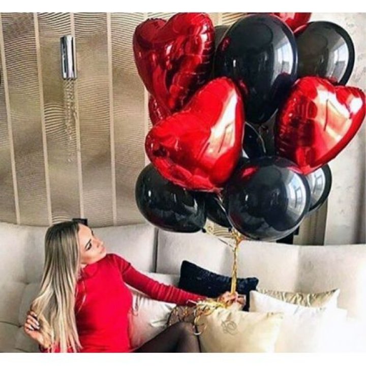 Фонтан из красных сердец с чёрными шарами  в Твери