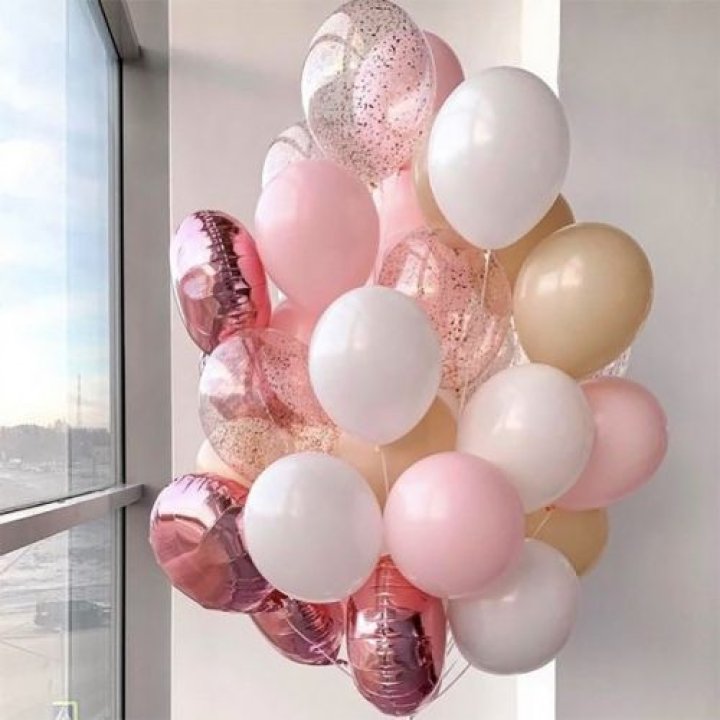 Фонтан шаров розового и белого цветов в Твери