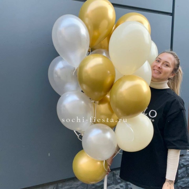 Облако шаров из белого и золотого оттенков в Твери
