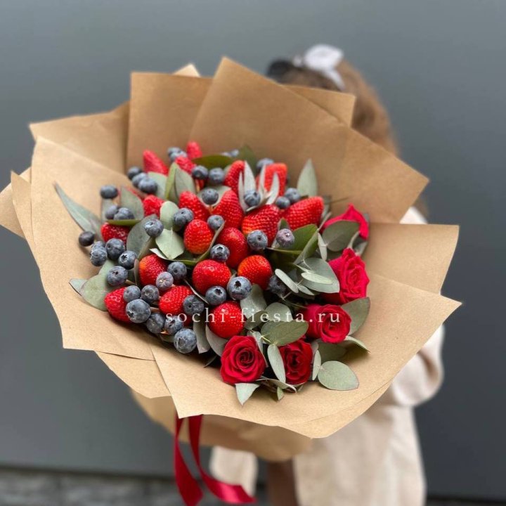 Клубника и голубика с цветами в Твери
