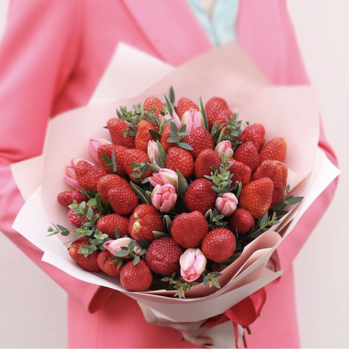 Тюльпаны и клубника в Твери