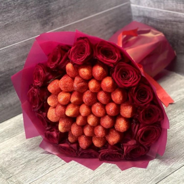 Клубничный букет с розами в Твери