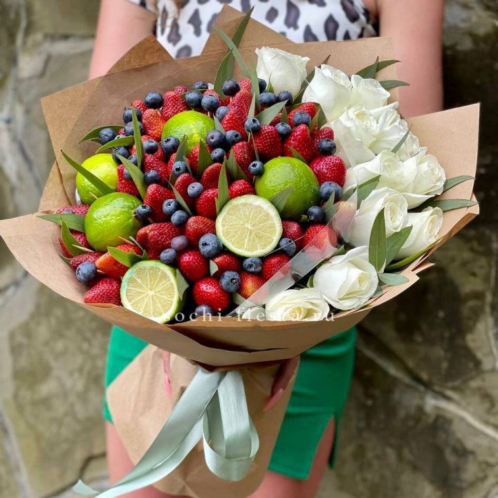 Ягодно-цитрусовый букет с розами в Твери