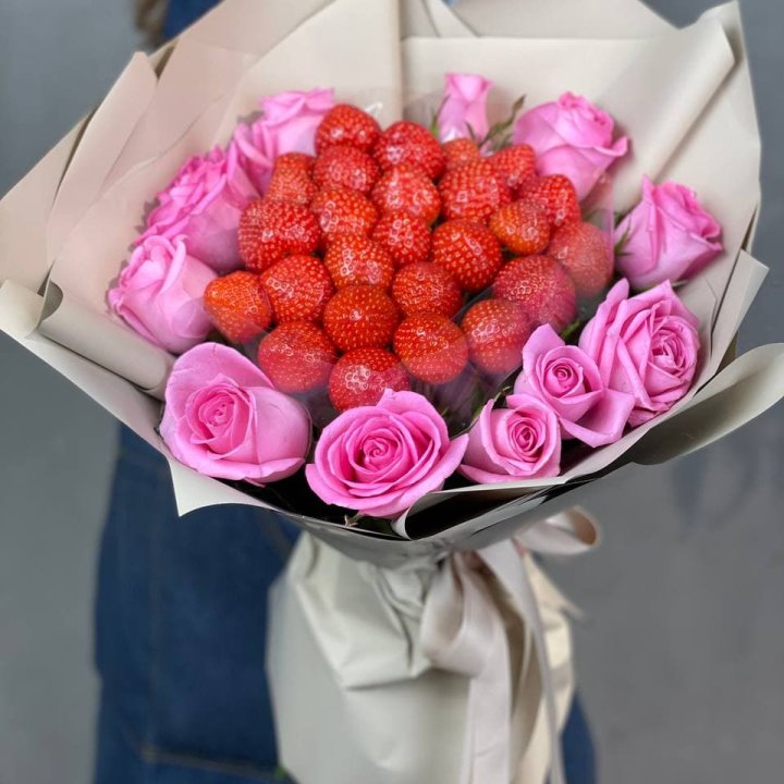 Клубника и розы в Твери
