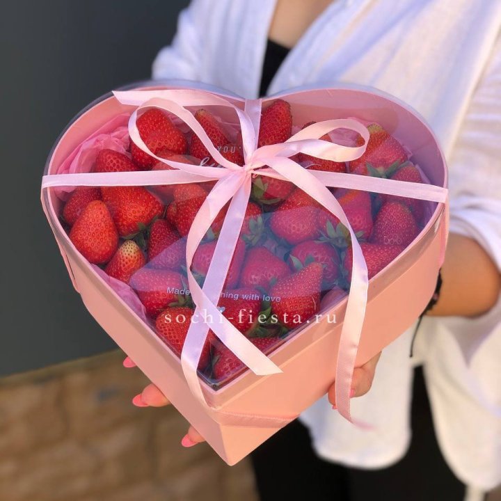 Коробочка сердце  с клубникой в Твери