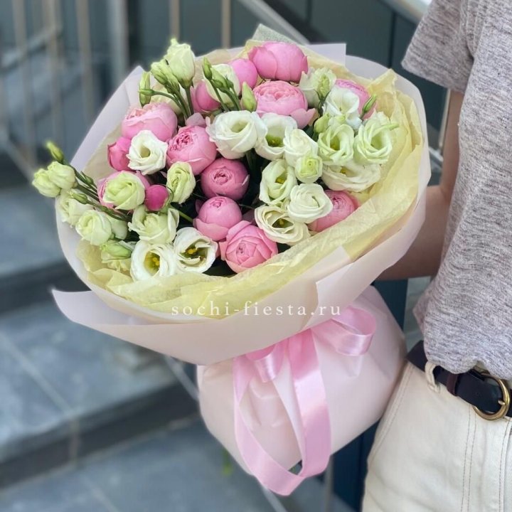 Букет кустовых роз с эустомой в Твери