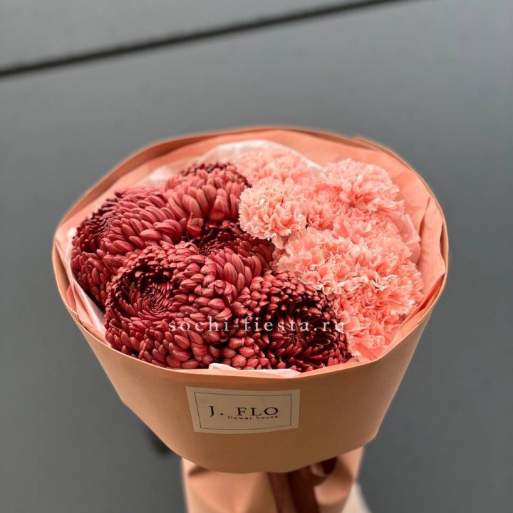 Букет хризантем и диантусов  в Твери