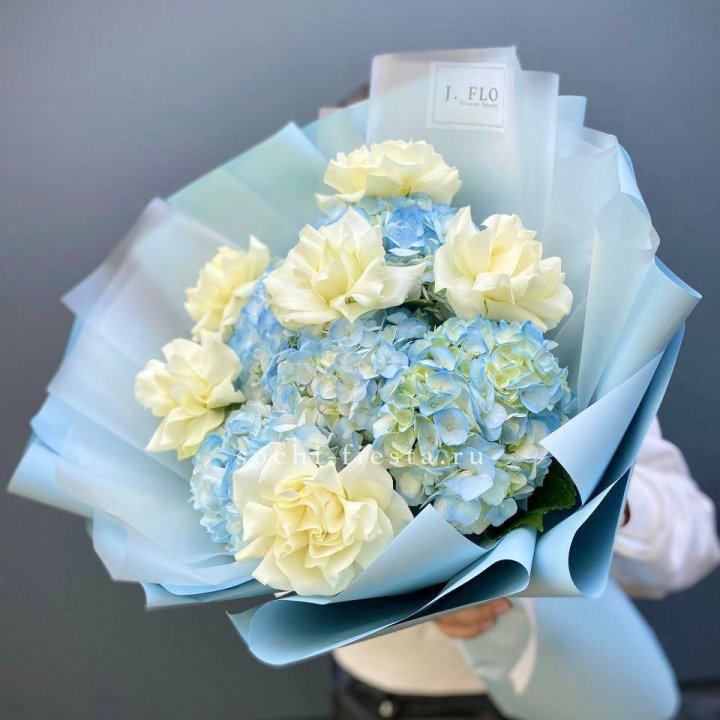  Букет из голубых гортензий и роз  в Твери