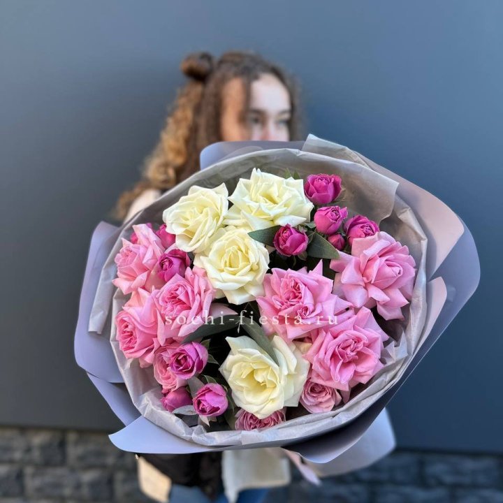 Букет французских и пионовидных роз в Твери
