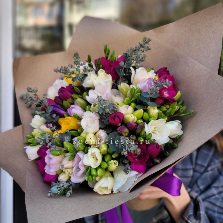 Букет фрезий "Радуга" в Твери