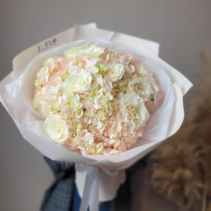  Букет гортензии и роз  в Твери