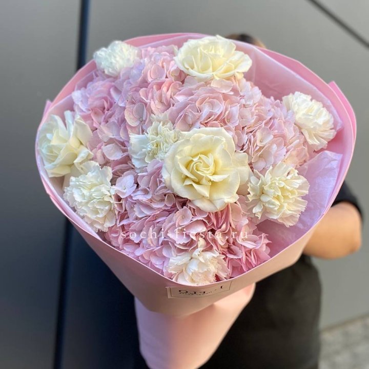  Букет гортензий и роз  в Твери