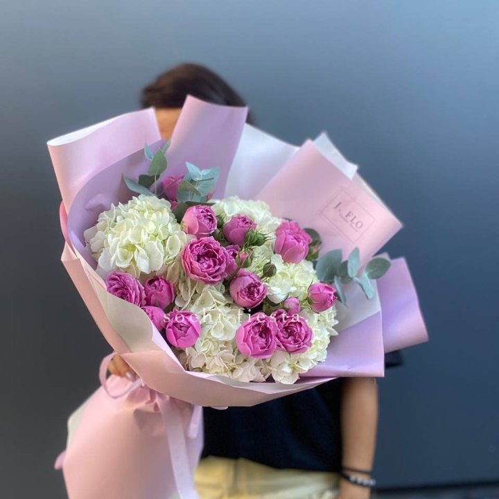 Букет белых гортензий и пионовидных роз  в Твери