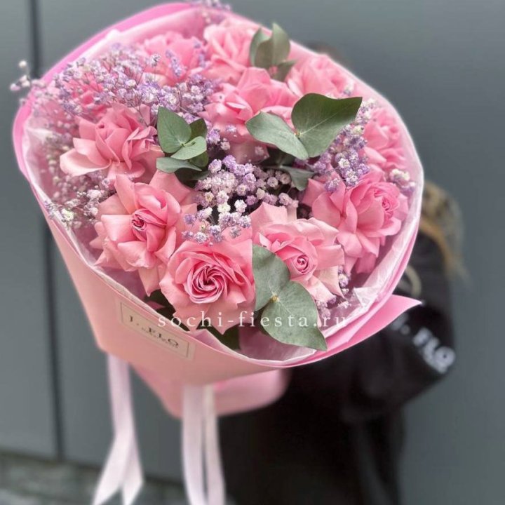 Розовые французские розы с гипсофилой в Твери