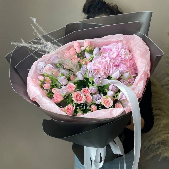  Букет гортензии и роз "Саперави" в Твери