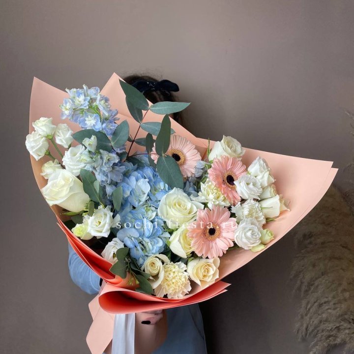  Букет гортензии и роз "Валенсия" в Твери