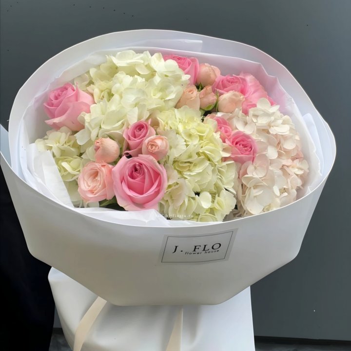  Букет гортензии и роз  "Тиамо" в Твери