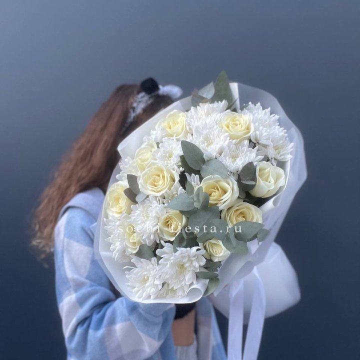  Букет белых роз с хризантемой  в Твери