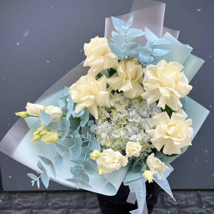 Букет с гортензией и белыми французскими розами в Твери