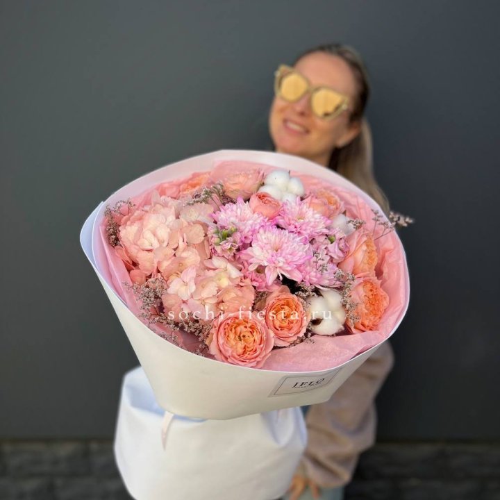 Букет гортензии и кустовых роз  в Твери