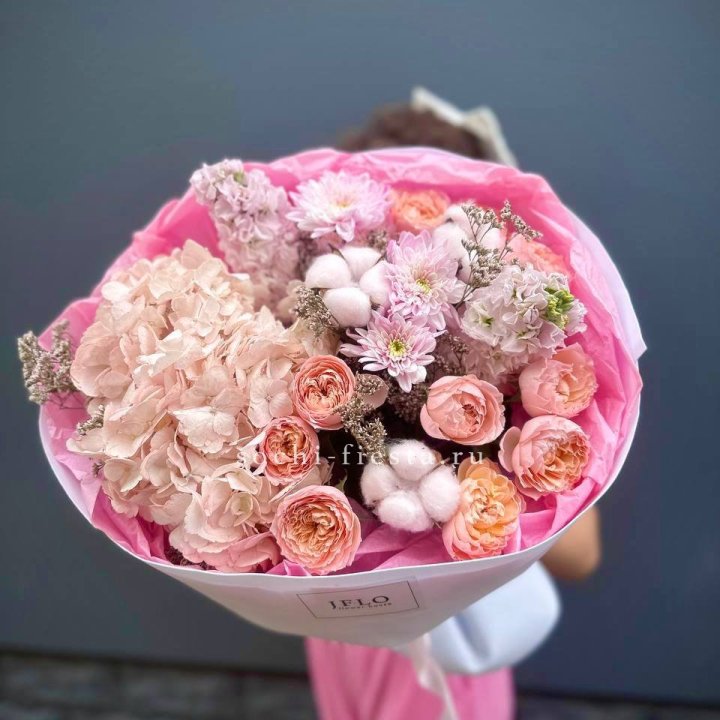 Букет гортензии и кустовых роз "Абрассо" в Твери