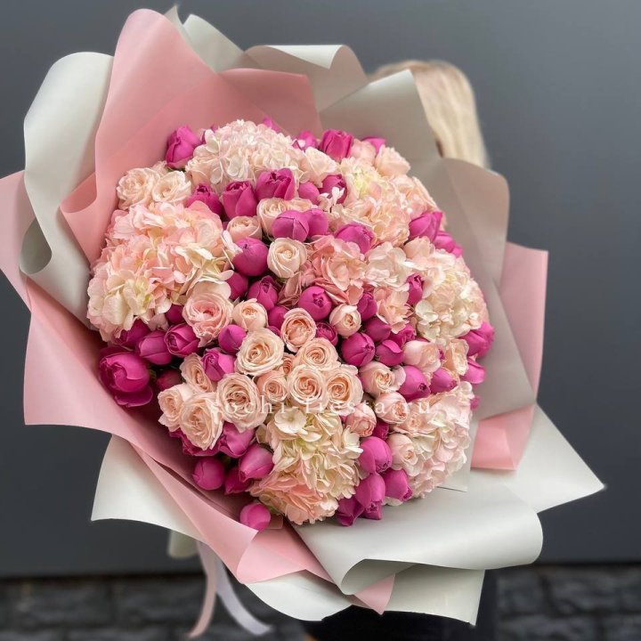 Букет кустовые розы и гортензия в Твери