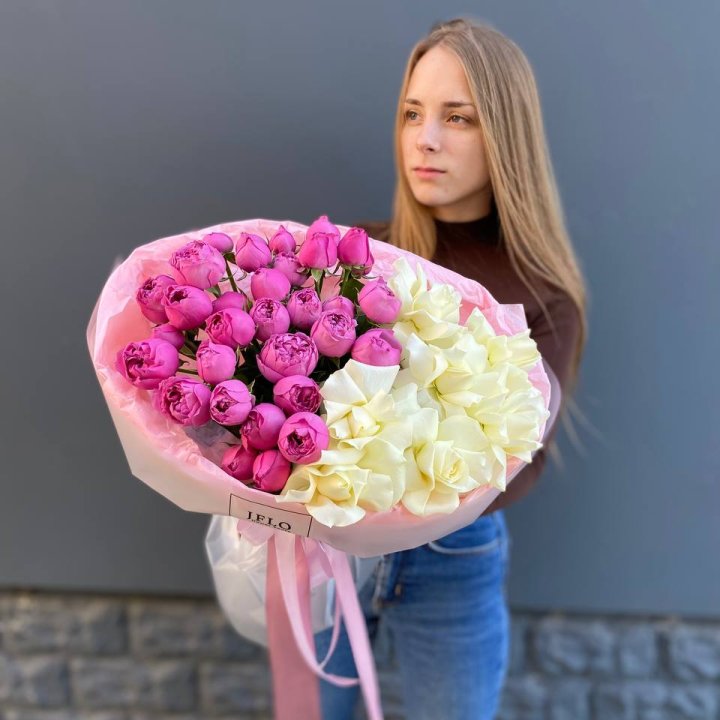 Дуо белых и кустовых роз в Твери