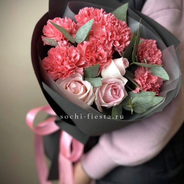 Букет из роз и диантусов "Пенелопа" в Твери