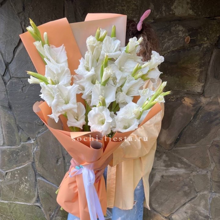 Букет белых гладиолусов  в Твери