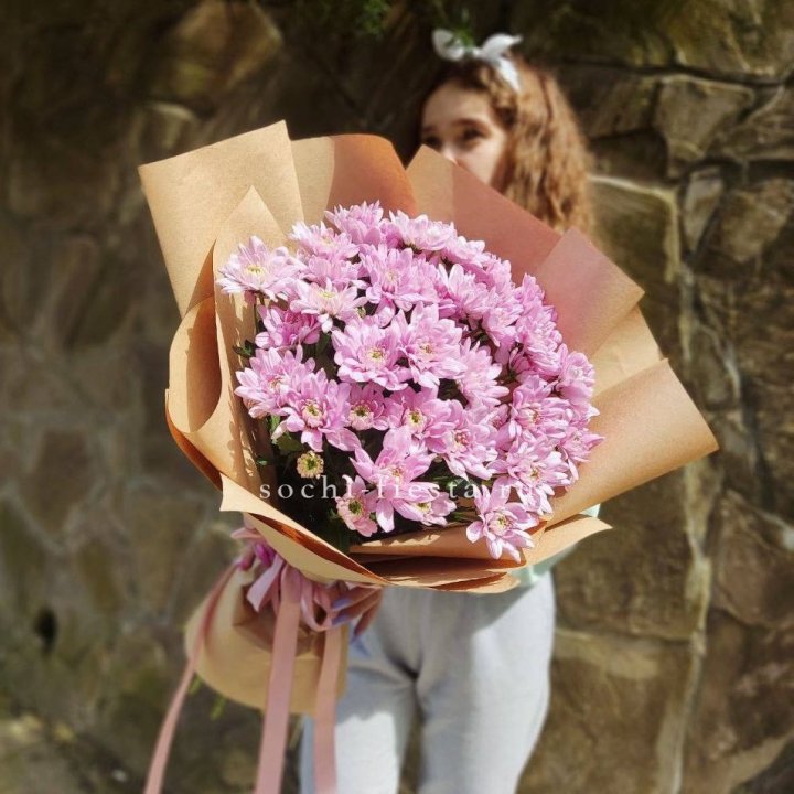 Букет хризантем в крафте в Твери