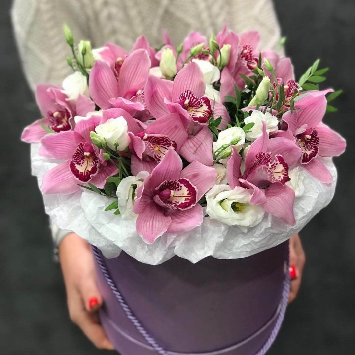 Орхидея и эустома в шляпной коробке в Твери