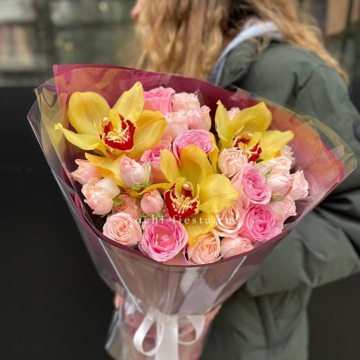  Букет орхидей и роз Есенья в Твери