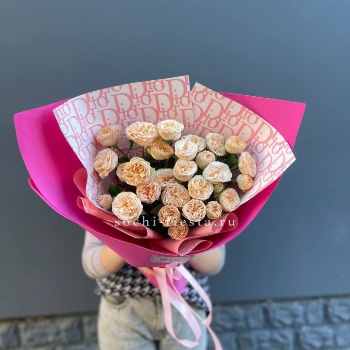 9 пионовидных роз в Твери