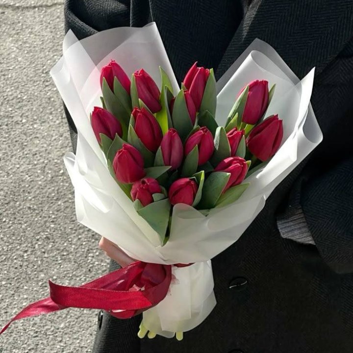 15 красных тюльпанов в Твери
