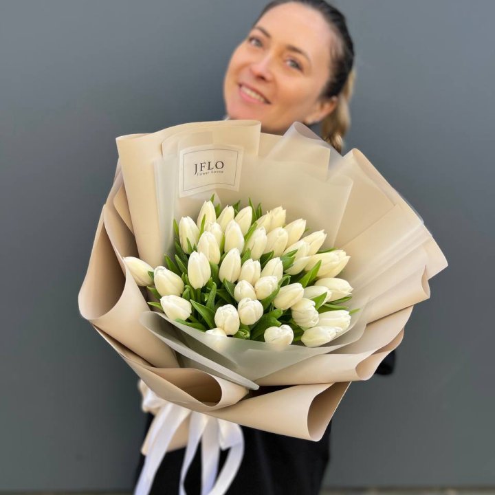 35 белых тюльпанов в Твери