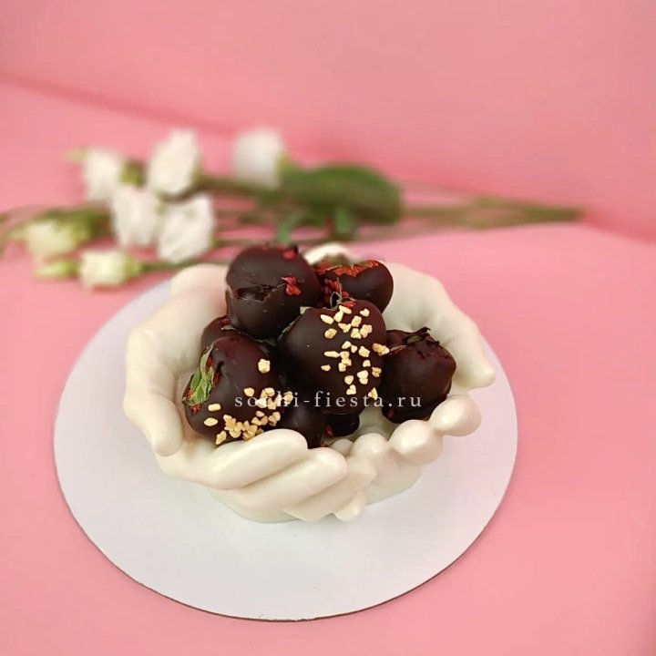 Клубника в шоколаде на шоколадных ладонях  в Твери