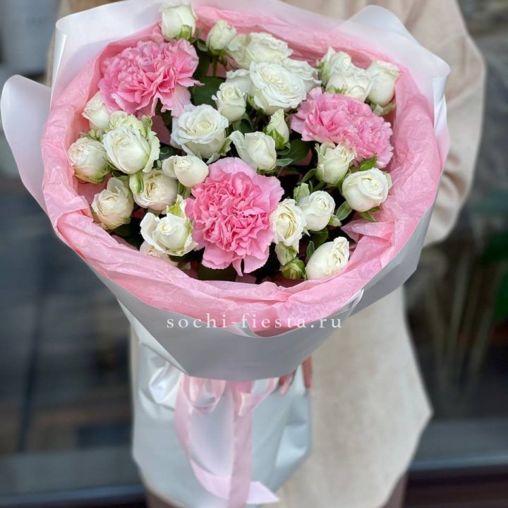 Букет розы с диантусами "Блэш" в Твери