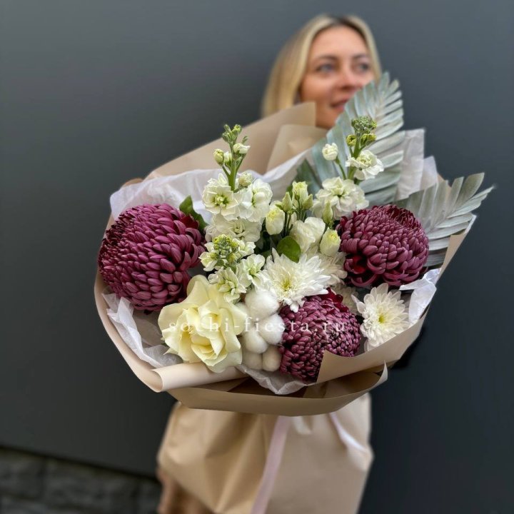 Хризантемы с маттиолой розами эустомой Чика в Твери