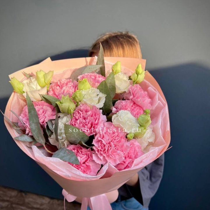 Букет гвоздик и  эустом "Сири" в Твери