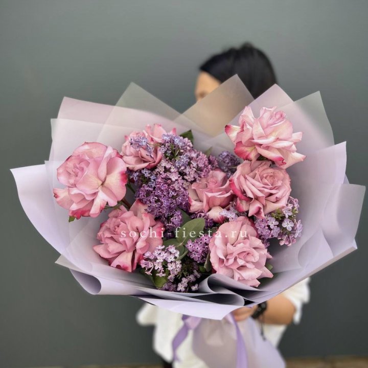 Букет из розовых роз и сирени в Твери
