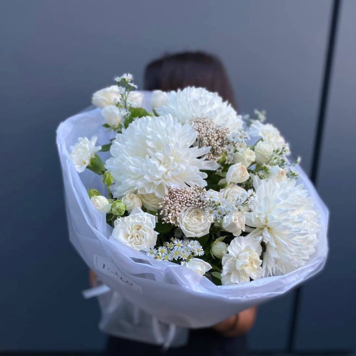 Букет хризантем и роз вайт шотс в Твери