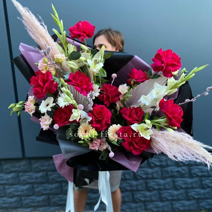 Дизайнерский букет Ред в Твери