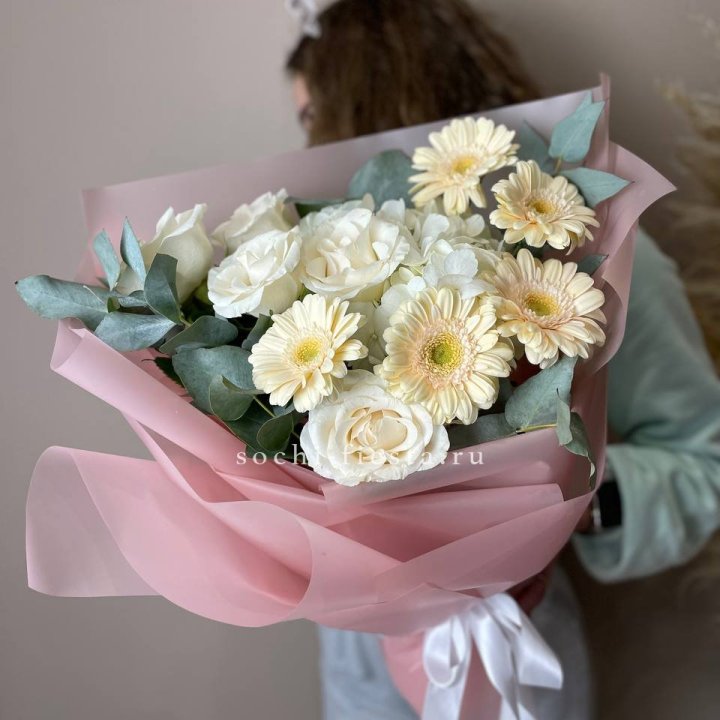 Букет роз, гортензии, гербер  в Твери