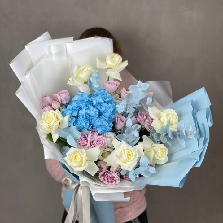 Дизайнерский букет "Блю скайфорт" в Твери