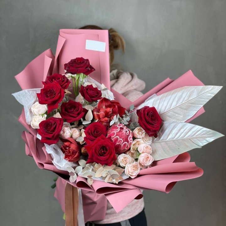 Дизайнерский букет "Ред Вильвет" в Твери